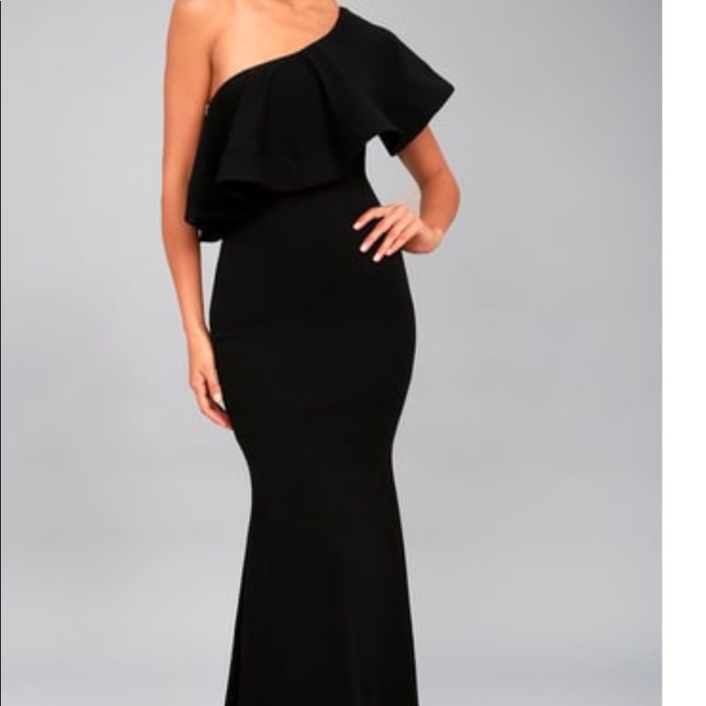 Lulu’s black one shoulder evening gown